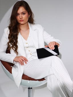 Сумка-клатч вечерняя на магните, на длинной цепочке, с серебристой вставкой, чёрная