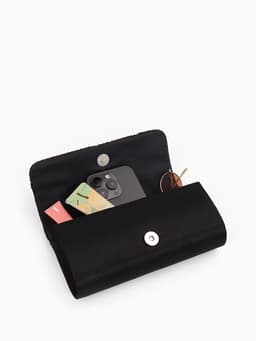 Сумка-клатч вечерняя на магните, на длинной цепочке, с серебристой вставкой, чёрная