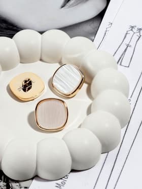 Набор пластиковых пуговиц на ножке, d=23 мм, 5 шт., цвет белый