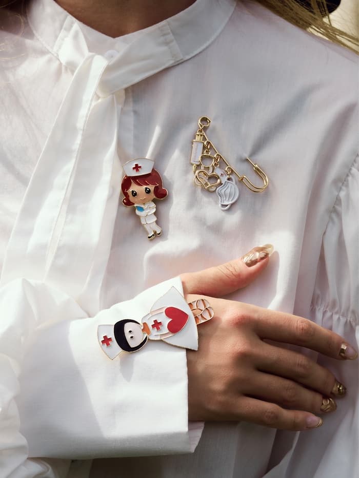 Брошь «Медсестричка» с журналом, цветная в золоте