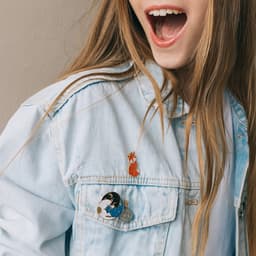 Значок «Графичные животные», лиса, оранжево-белый в золоте