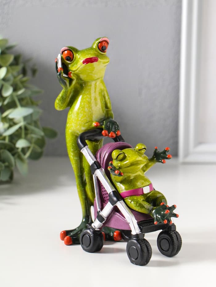 Фигурка полистоун лак «Лягуха: Мамочка с малышом в коляске», 16.7×6.3×15.5 см