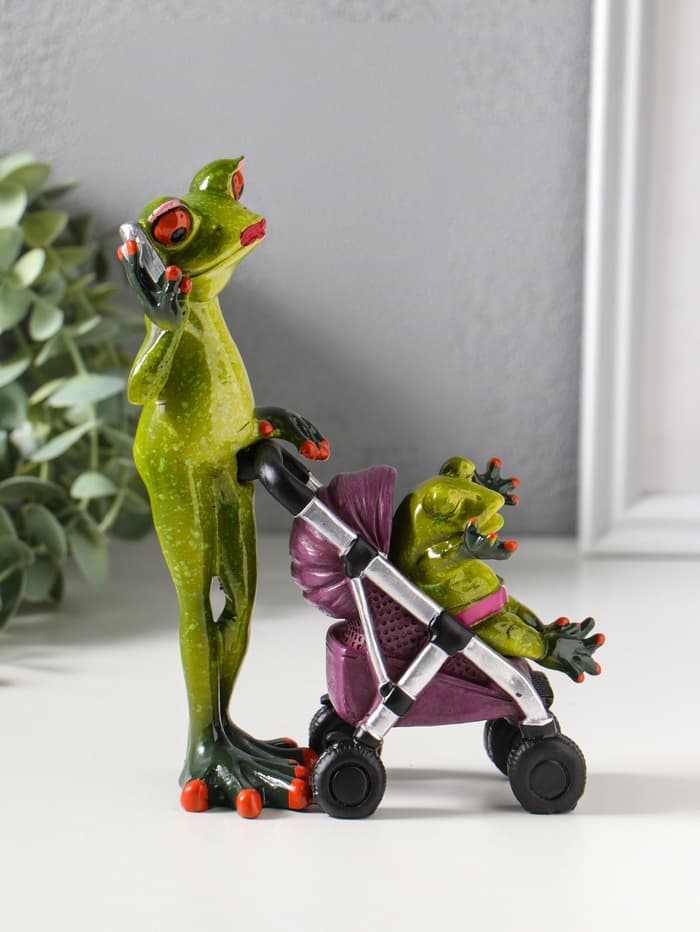 Фигурка полистоун лак «Лягуха: Мамочка с малышом в коляске», 16.7×6.3×15.5 см