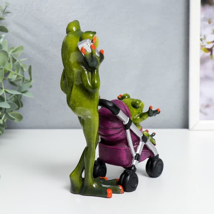 Фигурка полистоун лак «Лягуха: Мамочка с малышом в коляске», 16.7×6.3×15.5 см