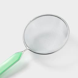 Сито для просеивания с ручкой Доляна «Хозяюшка», d=12 см, зелёное