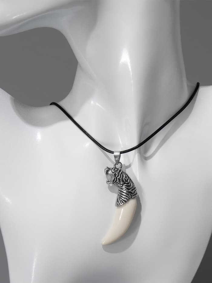 Кулон унисекс «Клык тигра», белый в чернёном серебре на чёрном шнурке, 40 см