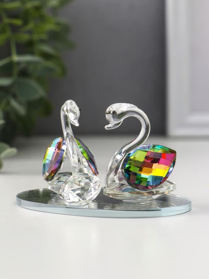 Фигурка стекло «Лебеди с бриллиантом», зелёная голография, 9×6×5.5 см