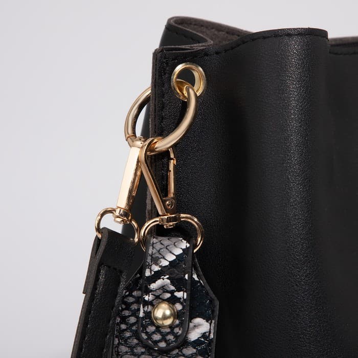 Сумка женская на застёжке, чёрная