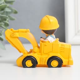 Фигурка полистоун «Малыш-строитель на экскаваторе», 7.5×4×7.7 см