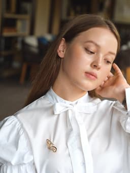 Брошь «Нота. Скрипичный ключ», белая в золоте