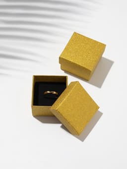 Коробочка подарочная под кольцо, серьги «Блеск», 5×5 см, (полезная часть 4.5×4.5 см), вставка чёрная, цвет золото