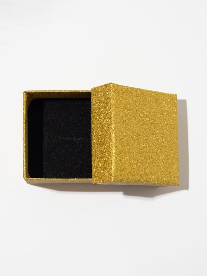 Коробочка подарочная под кольцо, серьги «Блеск», 5×5 см, (полезная часть 4.5×4.5 см), вставка чёрная, цвет золото