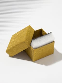 Коробочка подарочная под кольцо, серьги «Блеск», 5×5 см, (полезная часть 4.5×4.5 см), вставка чёрная, цвет золото