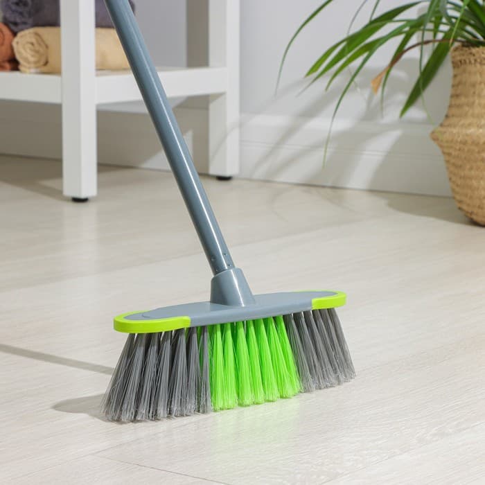 Щётка для пола с отбойниками Доляна, окрашенный черенок, 27×6×126 см, серая