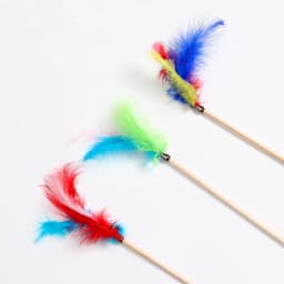 Дразнилка «Перья с колокольчиком» на деревянной палочке, с бубенчиком, цвет МИКС