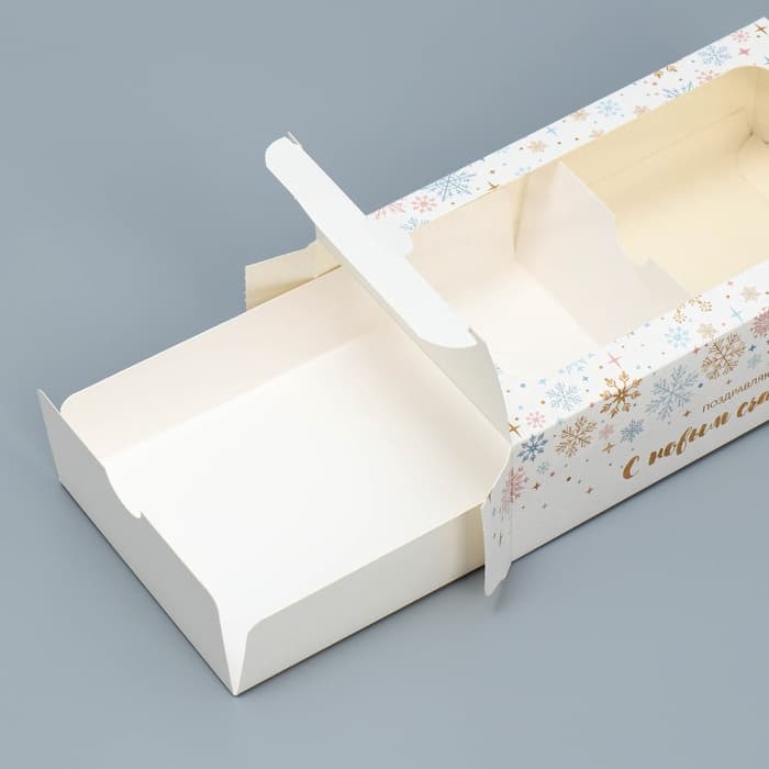 Коробка новогодняя для макарун «С Новым годом» 18×10×5.5 см