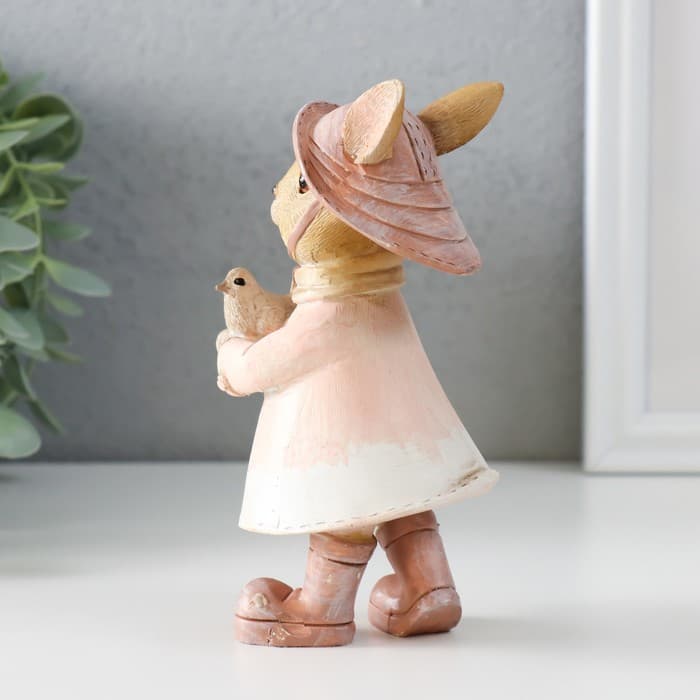 Фигурка полистоун «Зайка в шляпке и дождевике с воробышком», 13.5×6.5×7 см