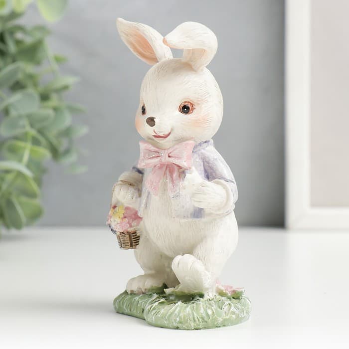 Фигурка полистоун «Нарядный зайчик с корзиной цветов на полянке», 11.5×5.5×7 см