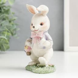 Фигурка полистоун «Нарядный зайчик с корзиной цветов на полянке», 11.5×5.5×7 см