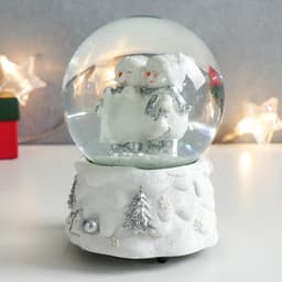 Снежный шар новогодний стеклянный «Снеговики с коньками», белый с серебром, музыкальный, 11.5×11.5×14 см