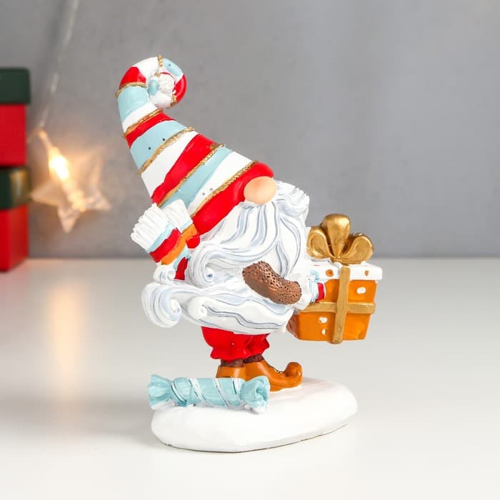 Фигурка полистоун «Дедушка Мороз с подарком, в полосатом колпаке», 13x5.5x10.5 см