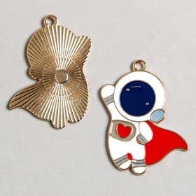 Металлический элемент, декоративная подвеска «Арт Узор. Космонавт в красном плаще», золото, 3.1×2.5 см