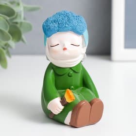 Фигурка полистоун «Малыш в зелёном пальто с забинтованным ухом», 5.5×9.5×6 см