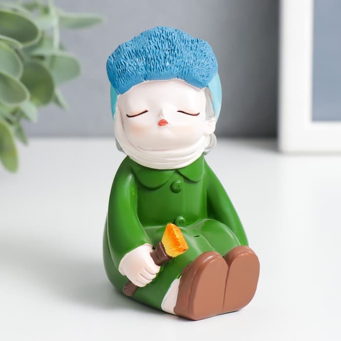 Фигурка полистоун «Малыш в зелёном пальто с забинтованным ухом», 5.5×9.5×6 см