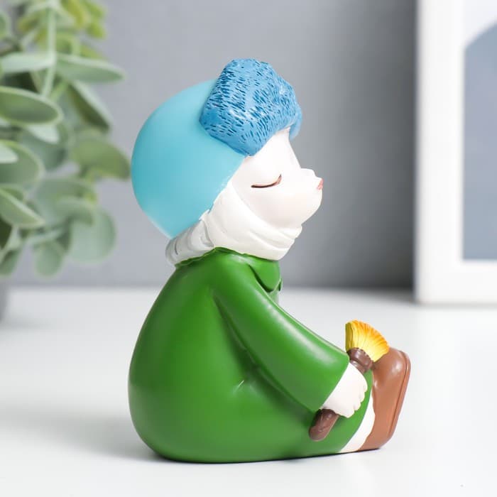 Фигурка полистоун «Малыш в зелёном пальто с забинтованным ухом», 5.5×9.5×6 см