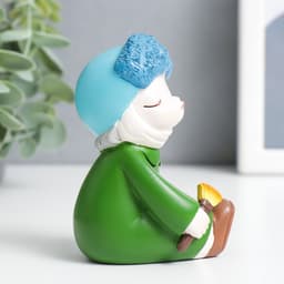 Фигурка полистоун «Малыш в зелёном пальто с забинтованным ухом», 5.5×9.5×6 см