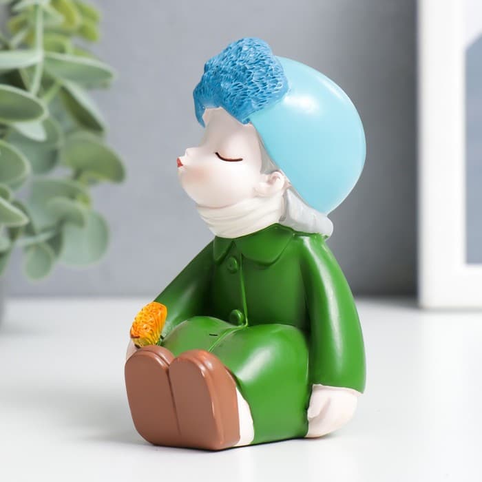 Фигурка полистоун «Малыш в зелёном пальто с забинтованным ухом», 5.5×9.5×6 см