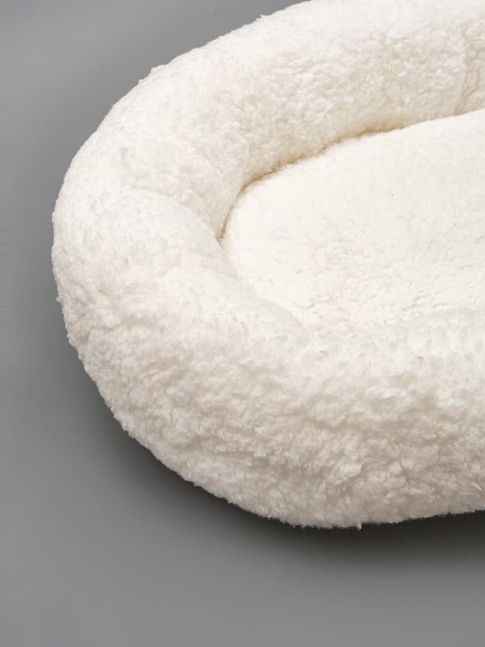 Лежанка для животных «Уют», 50×42×11 см, мягкий мех, цвет молочный