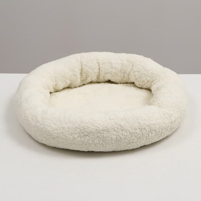 Лежанка для животных «Уют», 50×42×11 см, мягкий мех, цвет молочный