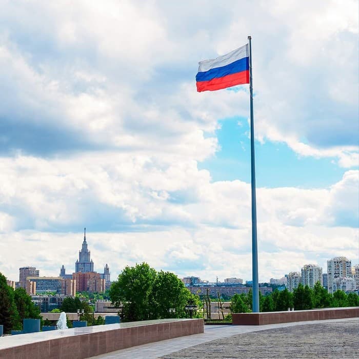 Флаг России 90×150 см, флагшток уличный, 7.5 метров, d=5 см