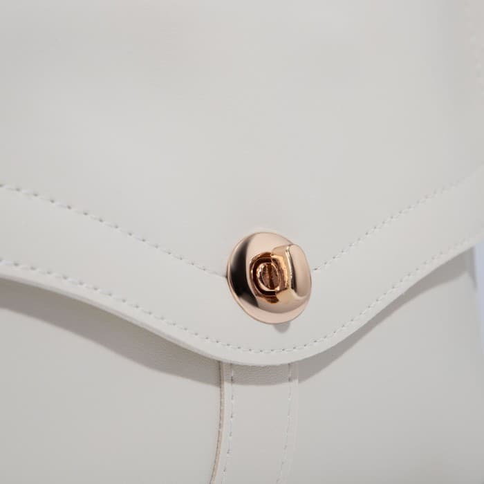 Сумка женская на клапане, цвет белый