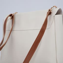 Сумка женская на клапане, цвет белый