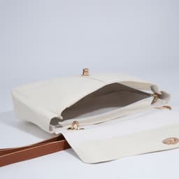 Сумка женская на клапане, цвет белый