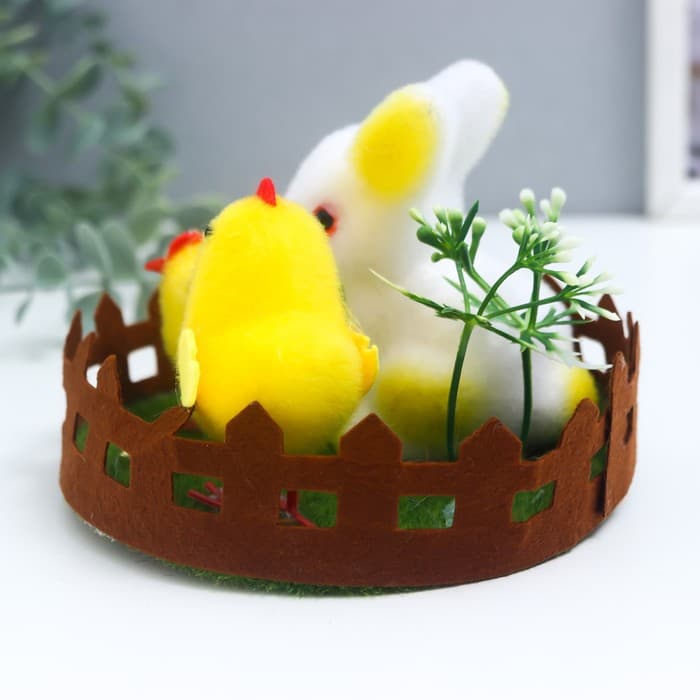 Фигурка пасхальная «Кролик и два цыплёнка на лужайке с цветами», 14×14×10.5 см