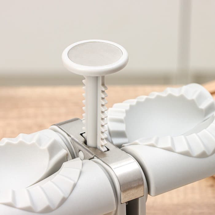 Машинка для лепки пельменей и вареников «Пельменница», 20×12×17.5 см, диаметр внешний 8 см, внутренний 6 см