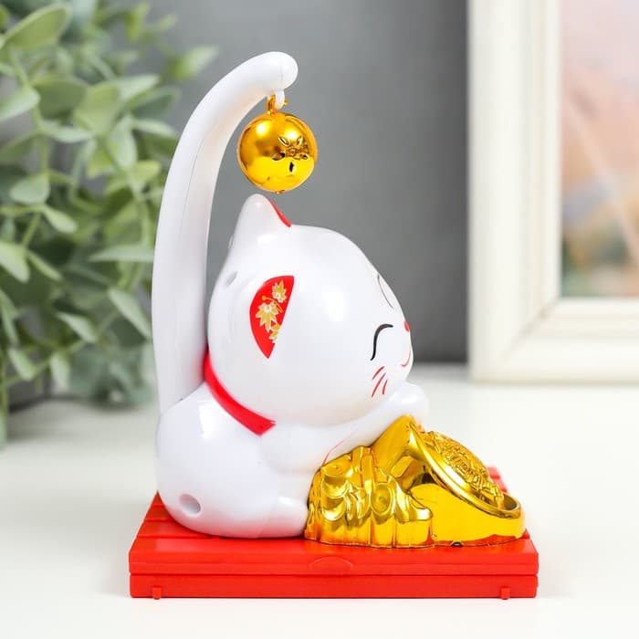 Маятник настольный антистресс «Манэки-нэко со слитком и бубенчиком», пластик, от солнечной батареи, 8.8×8.8×11.5 см