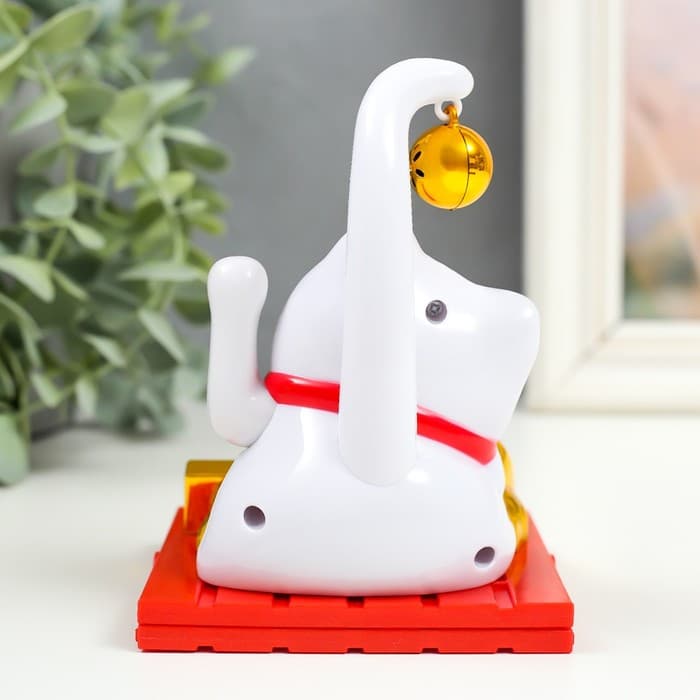 Маятник настольный антистресс «Манэки-нэко со слитком и бубенчиком», пластик, от солнечной батареи, 8.8×8.8×11.5 см