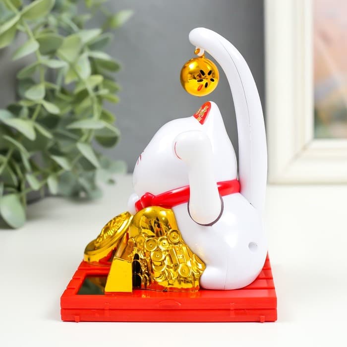 Маятник настольный антистресс «Манэки-нэко со слитком и бубенчиком», пластик, от солнечной батареи, 8.8×8.8×11.5 см