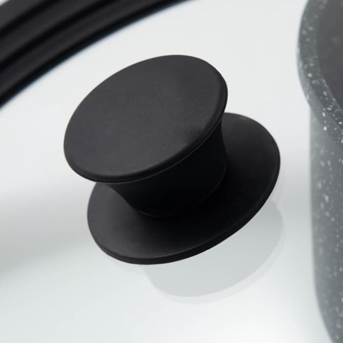 Крышка для сковороды и кастрюли Доляна, универсальная d=24/26/28 см с силиконовым ободком и ручкой, стекло, чёрная