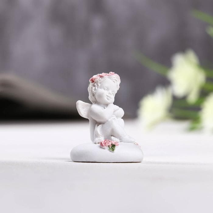 Фигурка полистоун «Ангелок сидит на сердце в венке из роз», 3.5×3×4 см, МИКС