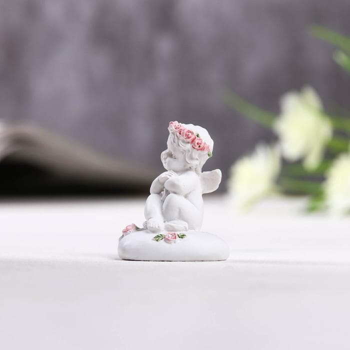 Фигурка полистоун «Ангелок сидит на сердце в венке из роз», 3.5×3×4 см, МИКС