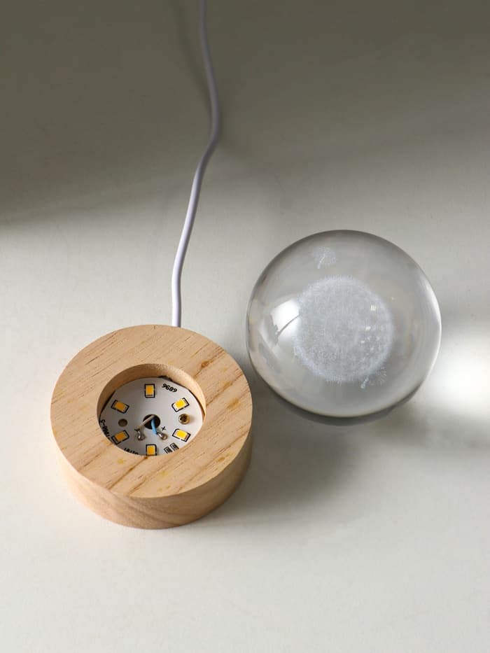Световая фигурка «Одуванчик», LED-ночник, стекло d=6 см, подставка дерево, USB, 6.5×6.5×7.5 см
