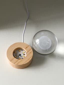 Световая фигурка «Одуванчик», LED-ночник, стекло d=6 см, подставка дерево, USB, 6.5×6.5×7.5 см
