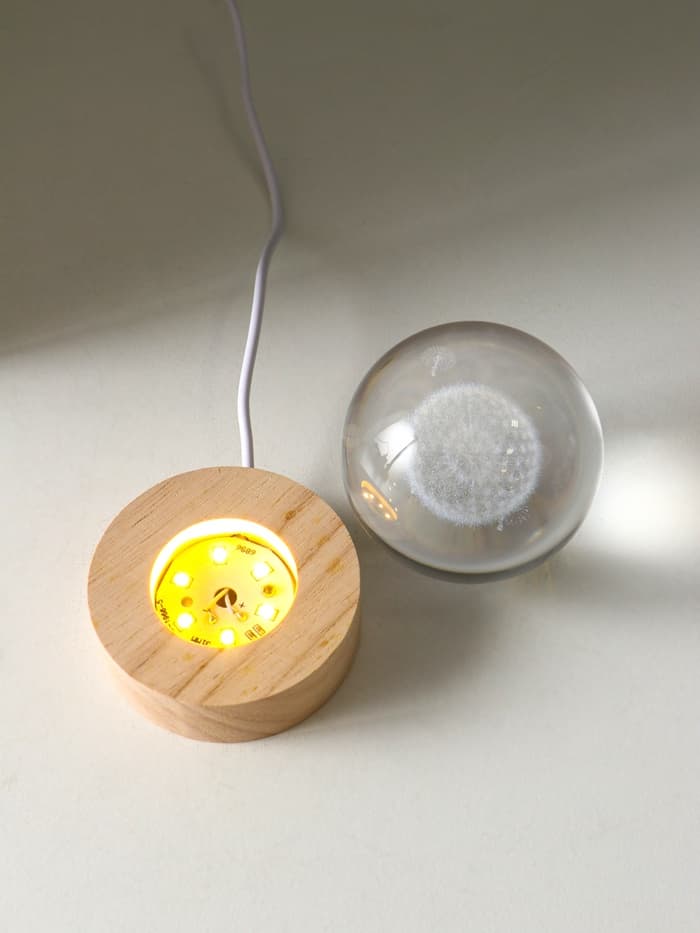 Световая фигурка «Одуванчик», LED-ночник, стекло d=6 см, подставка дерево, USB, 6.5×6.5×7.5 см
