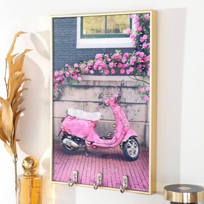 Ключница настенная декоративная «Гламурный скутер», 3 крючка на панно, пластик, МДФ, стразы, золото, 19.3×1.8×29 см