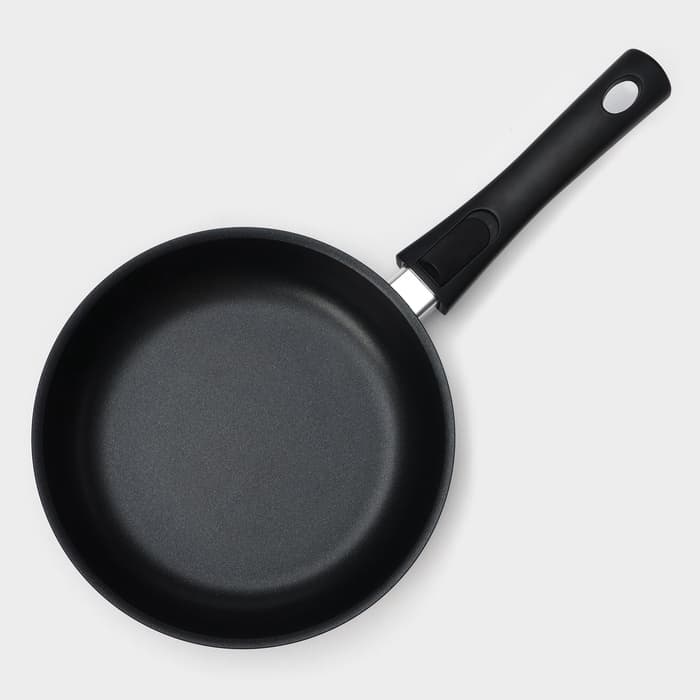 Сковорода KUKMARA «Традиция», d=22 см, стеклянная крышка, съёмная ручка, антипригарное покрытие, алюминий, чёрный